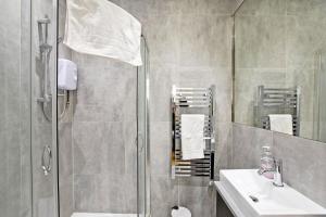 Sumptuous 1BR Duplex