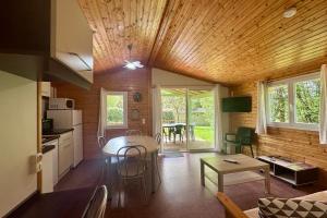 Chalets Chalet de 4 pers - Lac de Miel a 500m - Beynat - Parking Piscine : photos des chambres