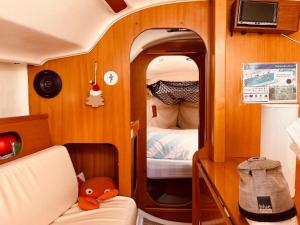 Surfbird Cozy Sailboat Escape