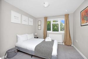Large 4-Bedroom House in Greenwich with Parking