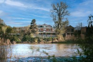 Goldsmiths Riverfront Inn