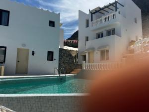 3 Bedroom House - Sleeps 15 - Pool Garden Wifi