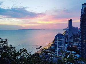 Beautiful 2 Bedroom Seaview Jomtien 18th floor 78sqm พัทยา