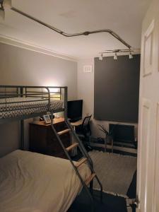 Budget Room just of the Southbank sleeps 3