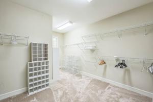 Elegant 5BR Retreat Pool & Yard