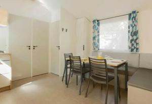 Campings Camping 4 etoiles - Piscine - efceih : photos des chambres