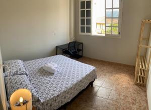 Casa arejada e iluminada, cozinha completa