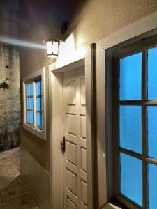 Casa arejada e iluminada, cozinha completa