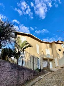 Casa arejada e iluminada, cozinha completa