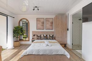 Cozy Nest on White Soil!