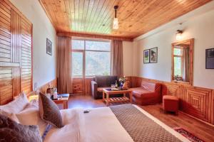 Vyas Vatika a wooden exotic Resort Near Old Manali