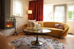 De Noteboom 6-persoons, verwarmd privé zwembad, hottub, overdekte lounge met haard, panorama sauna, sunshower, luxe, wifi