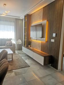 Face à la cité sportive