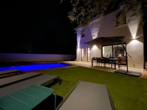 Maisons de vacances Chez NELL gite, piscine chauffee au pied du Ventoux : photos des chambres