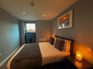Modern 3 Bedroom Quayside Apartment - Sleeps 8 Free Parking