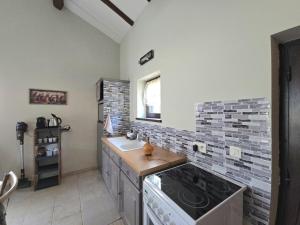 Maisons de vacances Gite Authentique Calme avec Piscine et Jardin Prive - FR-1-616-474 : photos des chambres