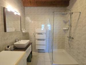 Gîte Authentique Calme avec Piscine et Jardin Privé - FR-1-616-474