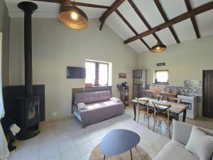 Gîte Authentique Calme avec Piscine et Jardin Privé - FR-1-616-474