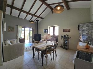 Maisons de vacances Gite Authentique Calme avec Piscine et Jardin Prive - FR-1-616-474 : photos des chambres