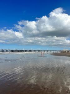 Marejada pleno centro, a una cuadra del mar