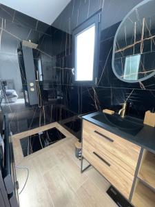 Maisons de vacances Maison moderne avec Piscine : photos des chambres