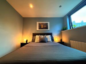 Modern Central Quayside Two Bedroom Apartment Sleeps 4 Parking