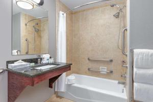 1 King Bed, Mobility/Hearing Accessible Room, Bathtub w/ Grab Bars, Non-Smoking room in La Quinta by Wyndham Woodway - Waco South