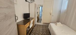 Standard Single Room with Private Bathroom room in Hostal Eixample