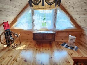Pokój w domku z bala w Suszczy