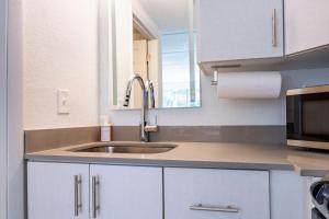 Sleek and Luxury Studio near Parks with Free Parking