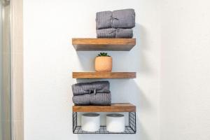 Modern 1BED 1BA Gem in Great Location Free Parking