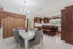 5min Walk from Love Beach A Spacious Home in Nassau
