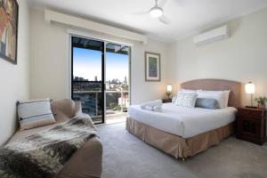 Stylish Balmain Townhouse with Pool & City Views