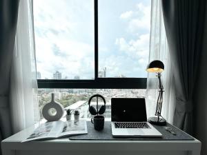 Refined High-Rise 1BR - Fast Wifi - BTS Phra Khanong