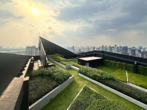 Refined High-Rise 1BR - Fast Wifi - BTS Phra Khanong