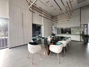Refined High-Rise 1BR - Fast Wifi - BTS Phra Khanong