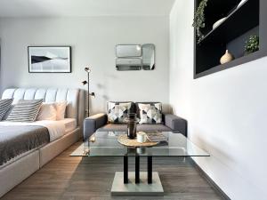 Refined High-Rise 1BR - Fast Wifi - BTS Phra Khanong