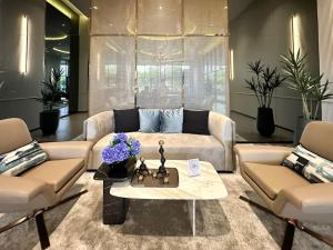 Refined High-Rise 1BR - Fast Wifi - BTS Phra Khanong