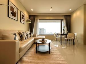Spacious High Rise 2BR - Ultra Fast Wifi - Phrom Phong