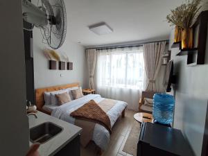 Favorite Staycation by Janice - Modern Comfort Near Airport