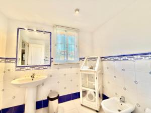 Penthouse Golden Mile Seaviews With Paddle Court - EaW Homes