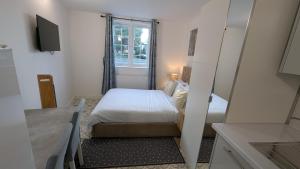 Annexe Studio private entrance, hallway and parking