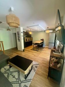 Appartement T3 avec terrasse et parking dans petite résidence fermée et calme , proche de toutes commodités