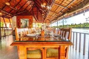 Alaya Stays Palm Dale Heritage Backwater Retreat with Garden & Restaurant