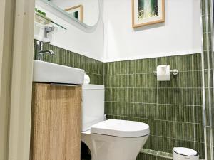 Luxury Couples Getaway with River Views and Parking