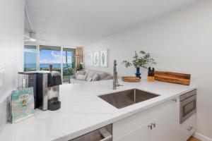 Oceanfront Condo Kailua Kona Walk to Beach Town and Sunset Views