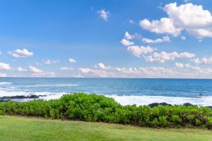 Oceanfront Condo Kailua Kona Walk to Beach Town and Sunset Views