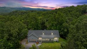 12 Min to Downtown Sleeps 16 Hot Tub Fire Pit - 4hvězdičkové hotely ve městě Blue Ridge