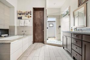 Romantic Lake Retreat - Deck, BBQ Grill & Patio