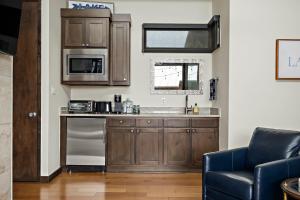 Romantic Lake Retreat - Deck, BBQ Grill & Patio